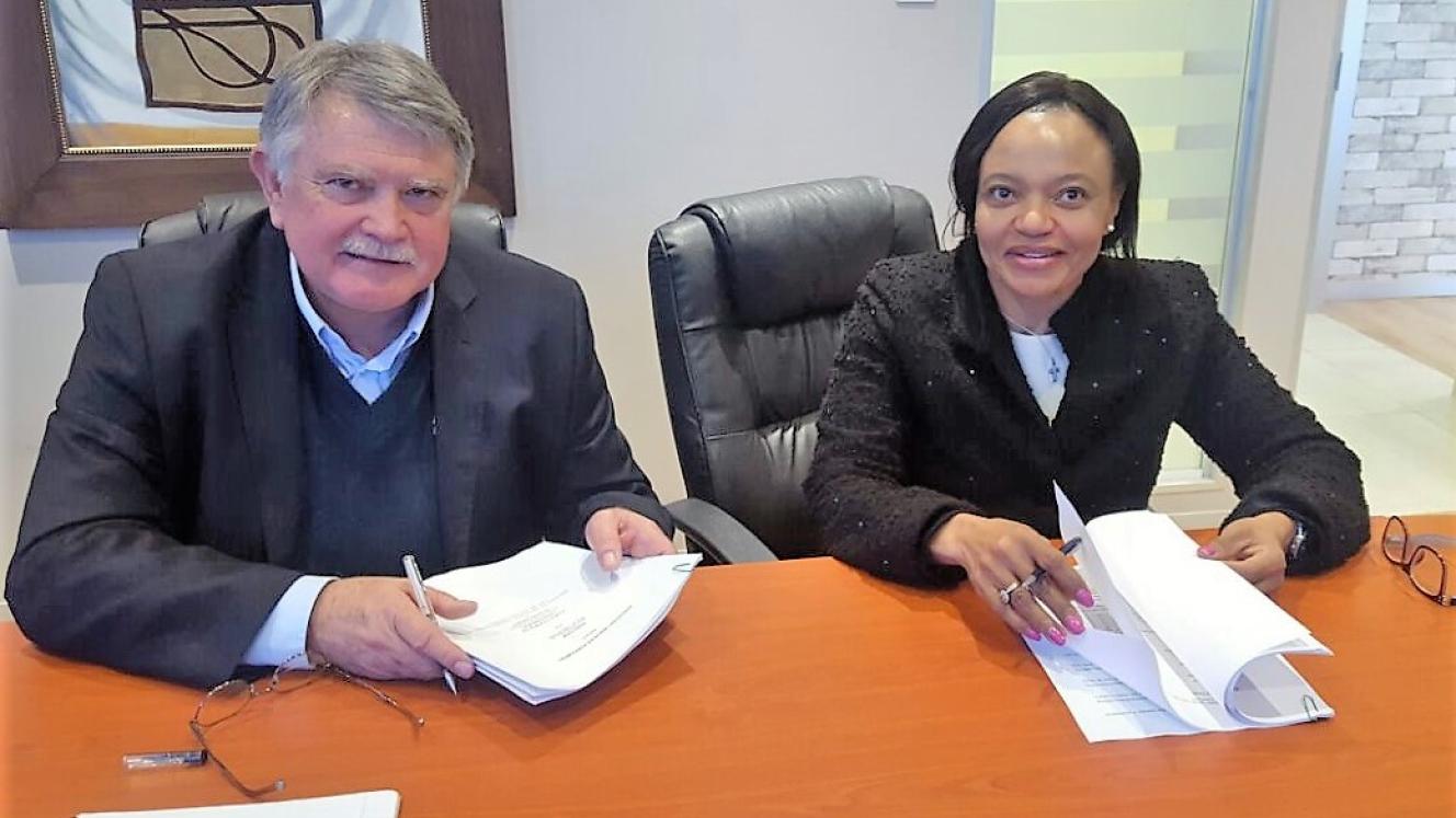 Signing the agreement are Bidair Cargo CEO, Garry Marshall, and Siza Mzimela, CEO of Fly Blue Crane.