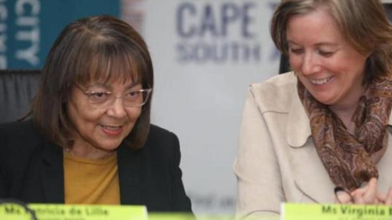 Executive Mayor Patricia de Lille and US Consul General Virginia Blaser sign the USTDA’s grant.
