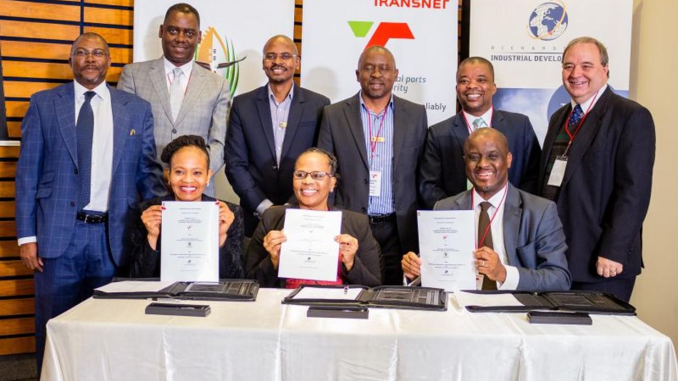 Transnet, RBIDZ and municipal officials during the signing of the MoU.