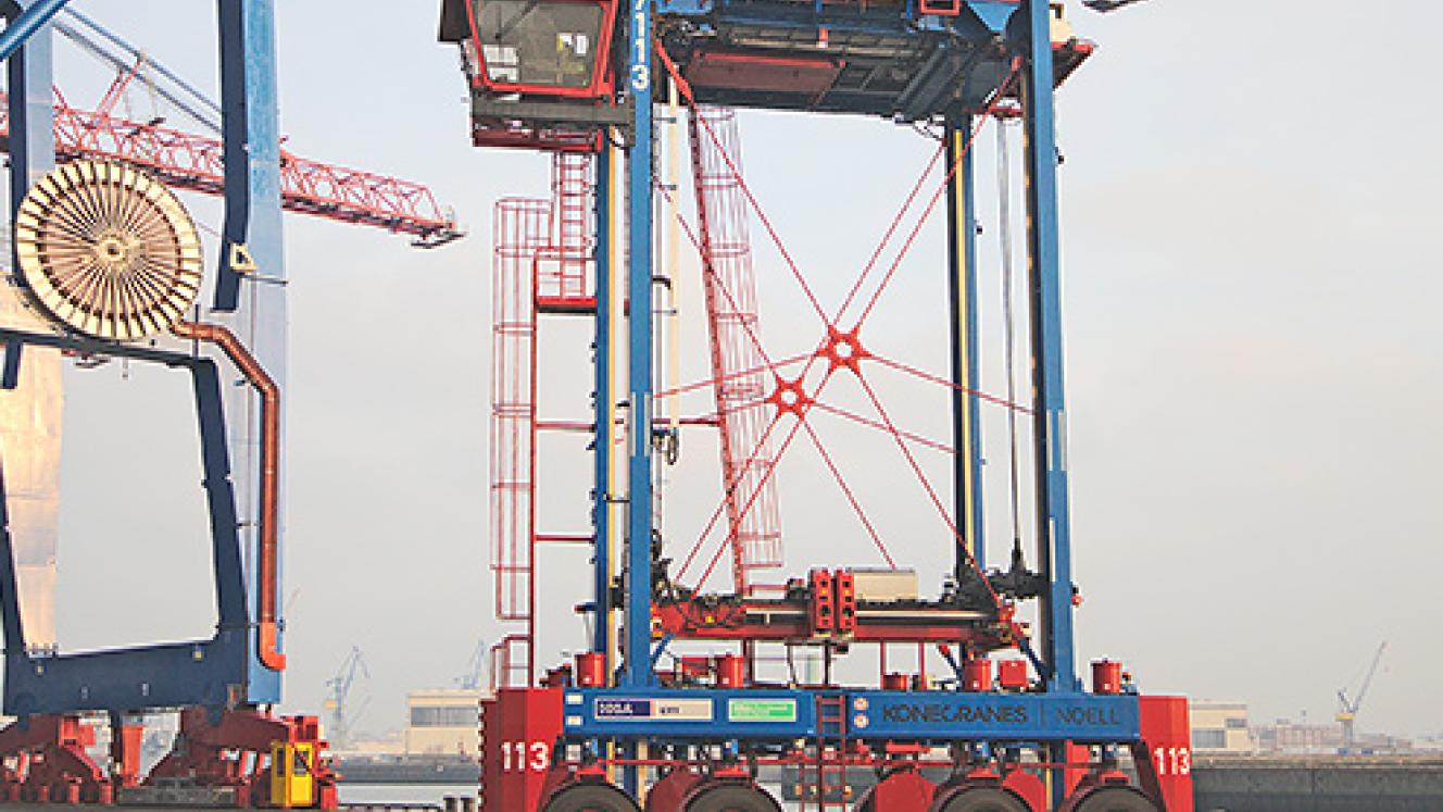 Straddle Port European port cuts emissions with new hybrid straddle carriers ...