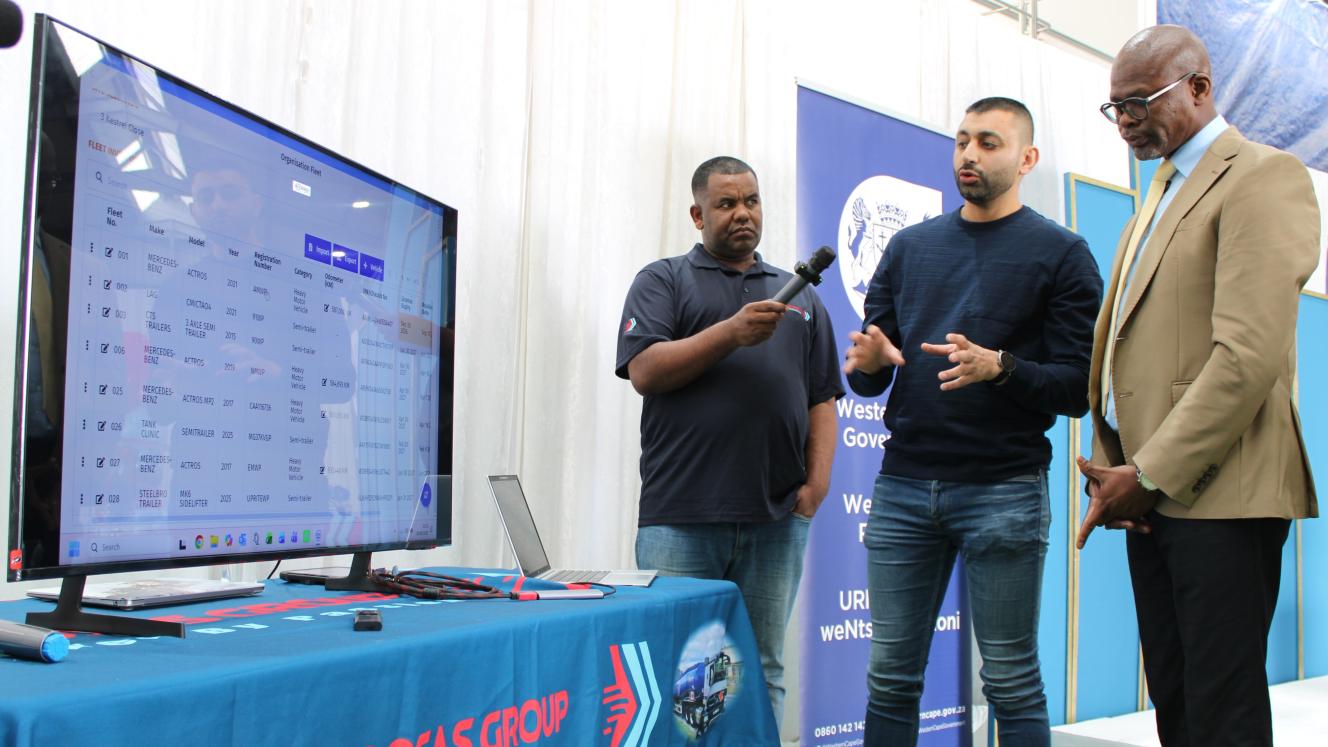  Nazier Veldsman and Muhammed Moosa of Moosa’s Group show Minister Isaac Sileku how they use the RTMS digital toolkit. 