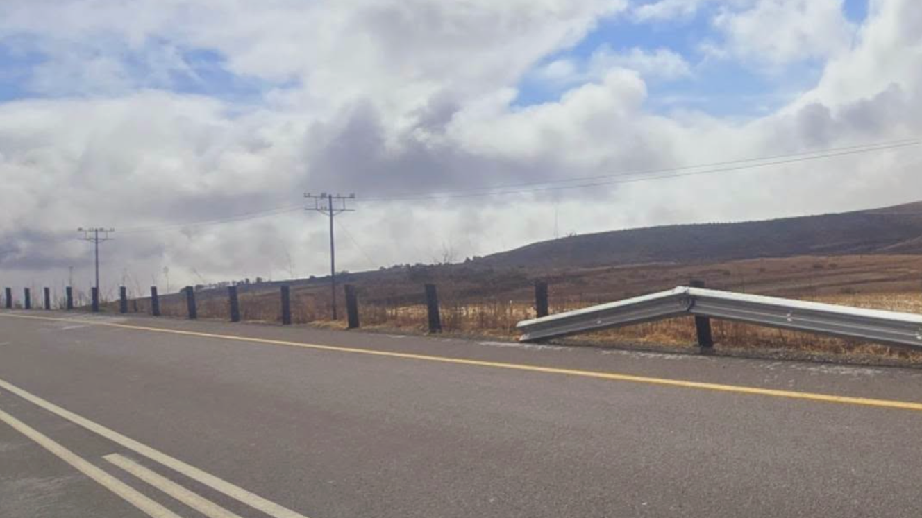 A long stretch of a KZN road where thieves have ripped out the guardrails. 