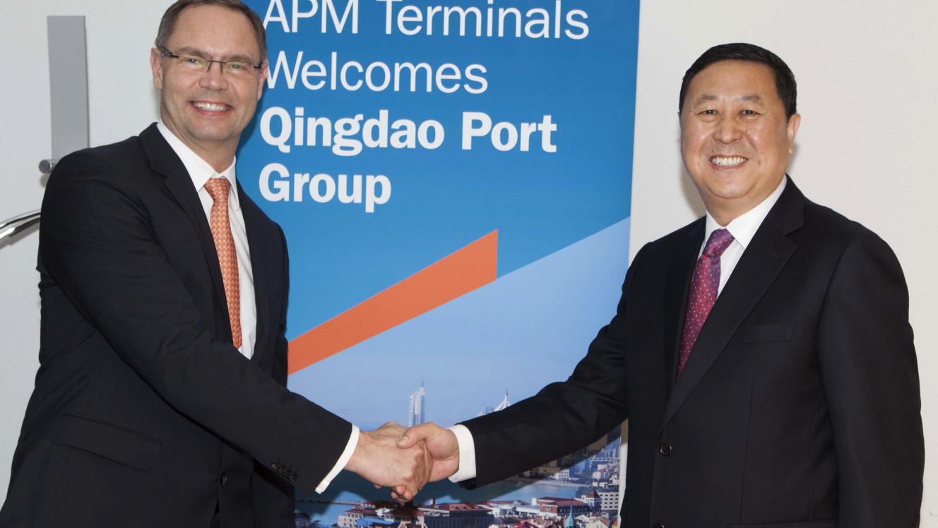 APM Terminals CEO Kim Fejfer and Qingdao Port Group Chairman Zheng shake hands on the deal.