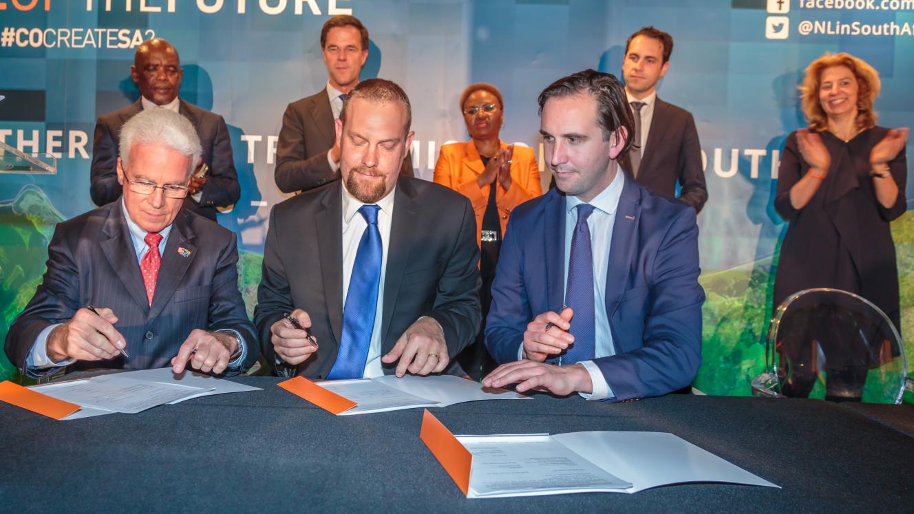At the signing…(from left) Joao Miguel Santos, director, international sales - Africa, Boeing Commercial Airplanes; Ian Cruickshank, SAA group environmental affairs executive, and Maarten van Dijk, CEO of SkyNRG BV.  