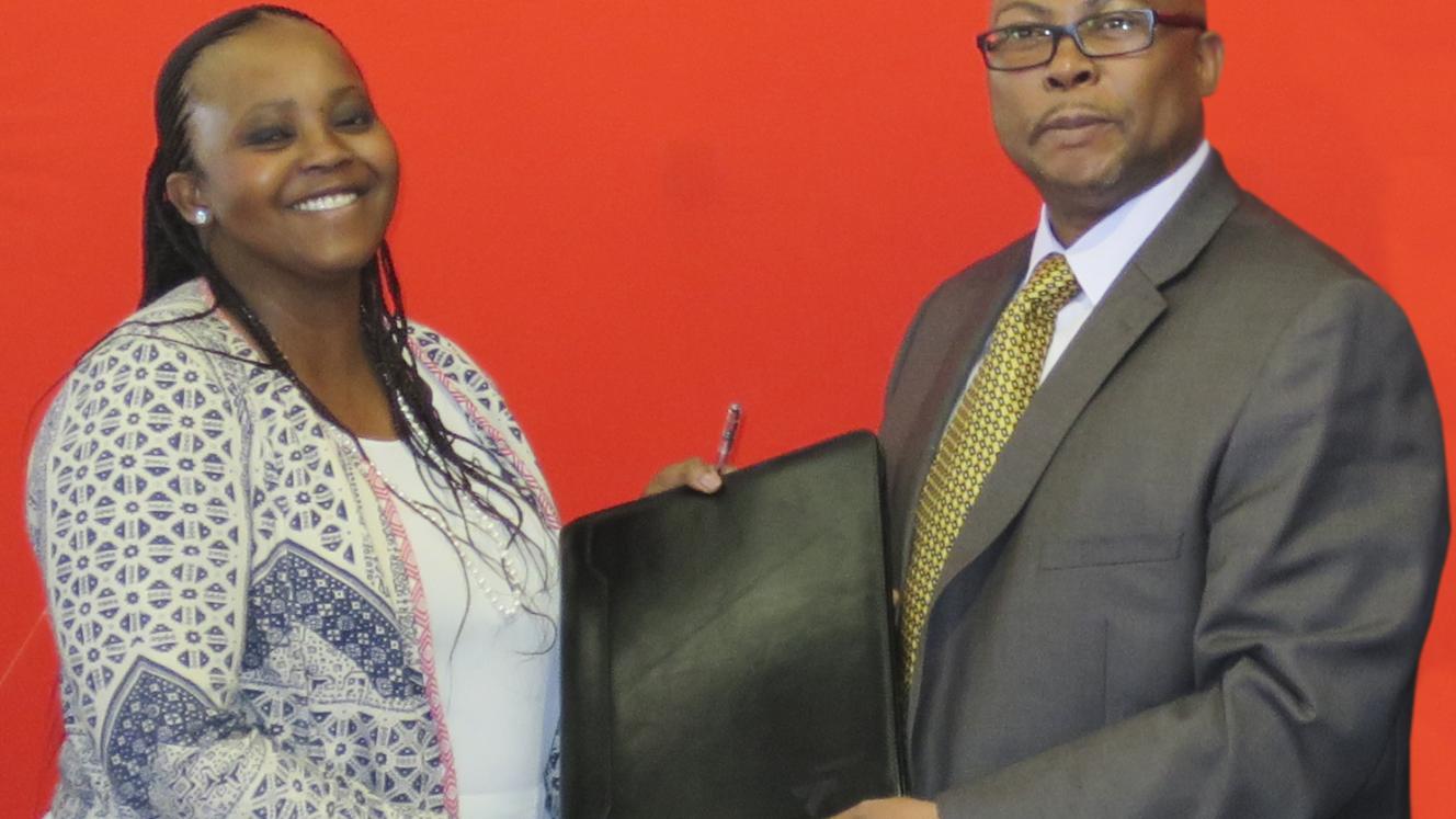 Thuli Zulu, Absa head of state-owned companies, and Transnet’s Siyabonga Gama sealed their R3bn funding deal today.