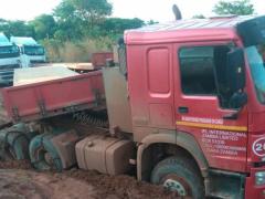  A truck stuck in impenetrable mud on the Mokambo road to the east of the DRC’s Kasumbalesa crossing into Zambia. 