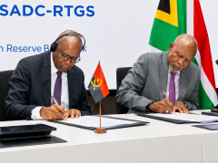 Banco Nacional de Angola Governor, Manuel Tiago Dias (left), and SARB Governor Lesetja Kganyago sign an agreement supporting the integration of the Angolan kwanza into the SADC payment system.