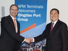 APM Terminals CEO Kim Fejfer and Qingdao Port Group Chairman Zheng shake hands on the deal.