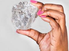 The world’s second largest gem quality diamond, found in Botswana, measures 65mm x 56mm x 40mm in size.