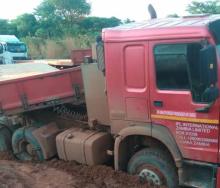  A truck stuck in impenetrable mud on the Mokambo road to the east of the DRC’s Kasumbalesa crossing into Zambia. 
